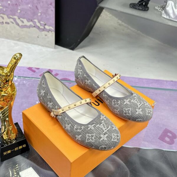 repliche,replica,perfette,siti di,affidabili,migliori siti,dove comprare,1:1,scarpe da ginnastica Collezione di scarpe primavera/estate Louis Vuitton, ballerine Mary Jane alla moda