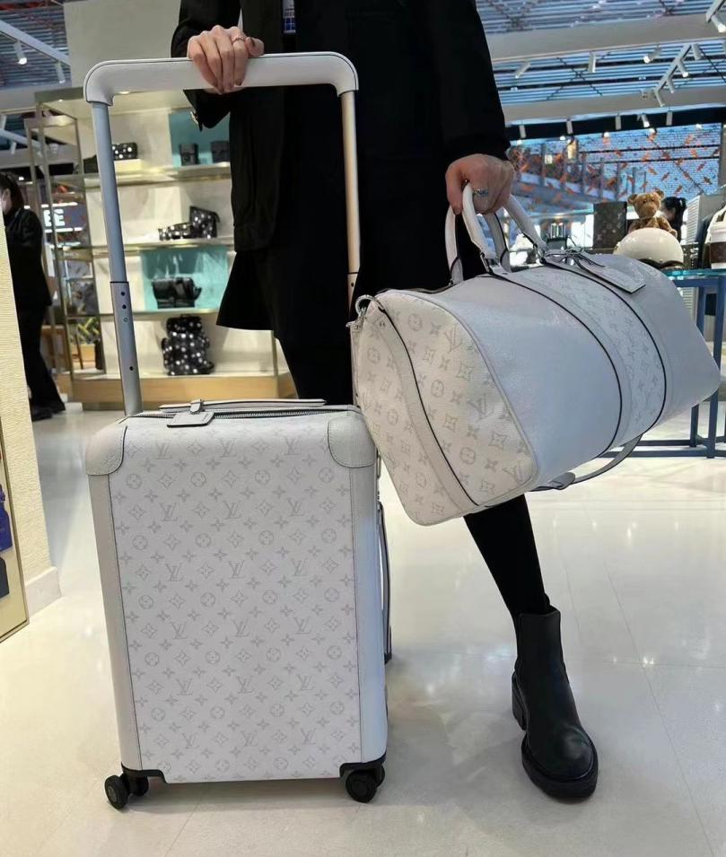repliche,replica,perfette,siti di,affidabili,migliori siti,dove comprare,1:1,scarpe da ginnastica Valigia trolley/borsa da viaggio Louis Vuitton di alta qualità in pelle con cambio colore, con serratura personalizzata, ruota universale da 20 pollici (5QG6E)