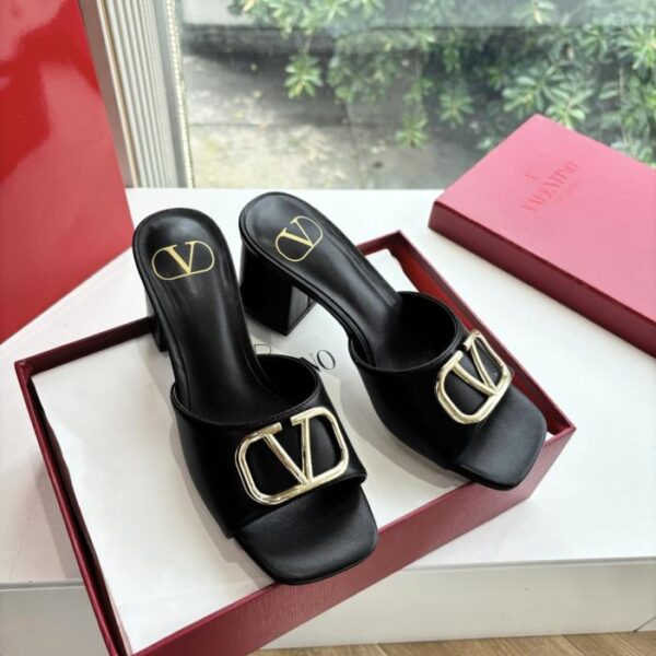 repliche,replica,perfette,siti di,affidabili,migliori siti,dove comprare,1:1,scarpe da ginnastica Sandali classici VALENTINO primavera ed estate con fibbia in metallo VLOGO SIGNATURE (C1Q28)