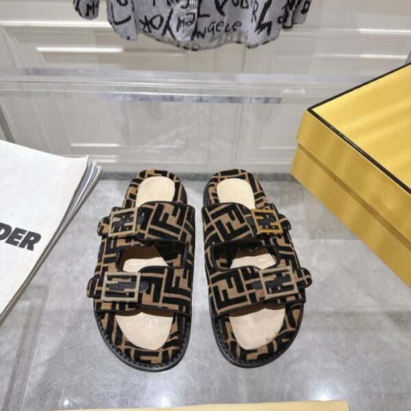 repliche,replica,perfette,siti di,affidabili,migliori siti,dove comprare,1:1,scarpe da ginnastica Sandali e pantofole estive Fendi (5VEEF)