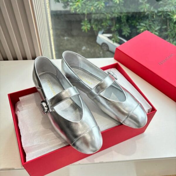 repliche,replica,perfette,siti di,affidabili,migliori siti,dove comprare,1:1,scarpe da ginnastica G588 Replica originale 1:1 della nuova versione di alta qualit脿 delle ballerine con targhetta Vara di Salvatore Ferragamo (29179)