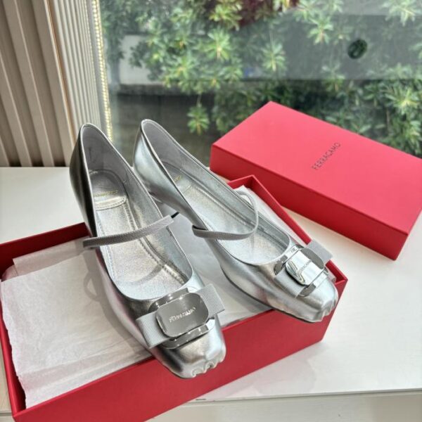 repliche,replica,perfette,siti di,affidabili,migliori siti,dove comprare,1:1,scarpe da ginnastica G588 Replica originale 1:1 della nuova versione di alta qualit脿 delle ballerine con targhetta Vara di Salvatore Ferragamo FERRAGAMO (JS1ZJ)