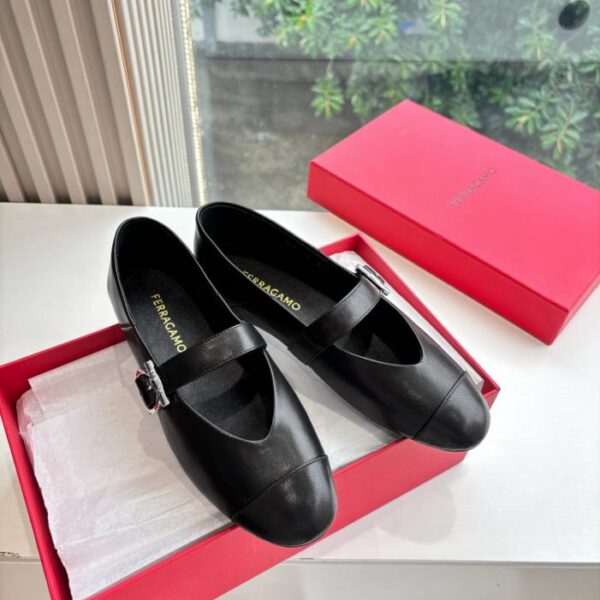 G588 Replica originale 1:1 della nuova versione di alta qualit脿 delle ballerine con targhetta Vara di Salvatore Ferragamo FERRAGAMO (TXB5N)