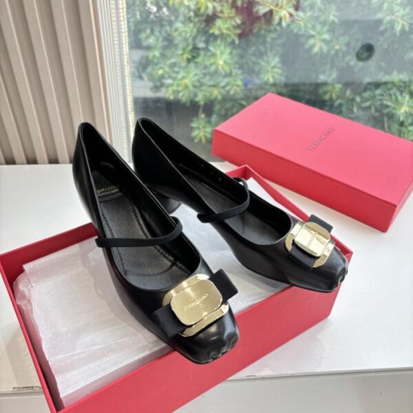 G588 Replica originale 1:1 della nuova versione di alta qualit脿 delle ballerine con targhetta Vara di Salvatore Ferragamo FERRAGAMO (VBU9Q)