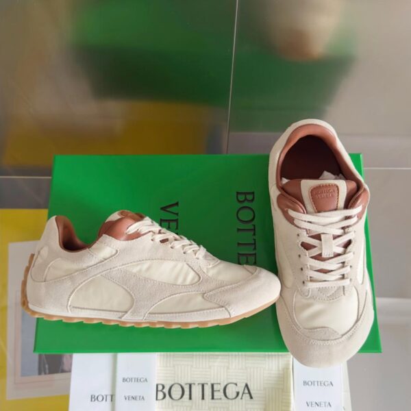 repliche,replica,perfette,siti di,affidabili,migliori siti,dove comprare,1:1,scarpe da ginnastica Le ultime scarpe sportive casual da ballo retr貌 da coppia della serie Orbit Flash di Bottega Veneta, ispirate a Forrest Gump (8EHIA)