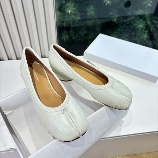 repliche,replica,perfette,siti di,affidabili,migliori siti,dove comprare,1:1,scarpe da ginnastica G012Maison Margiela MM6 Ballet Mary Jane scarpe singole con punta divisa e tabi pantofole chiuse (6V35I)