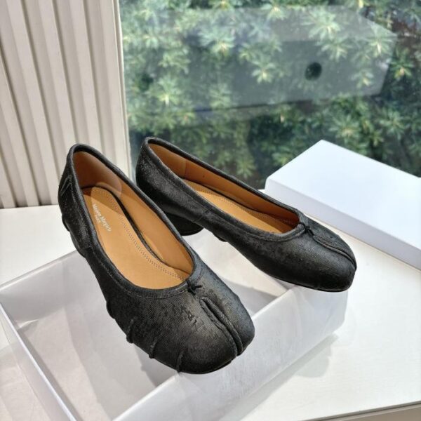 G012Maison Margiela MM6 Ballet Mary Jane scarpe singole con punta divisa e tabi pantofole chiuse (LIF4Q)