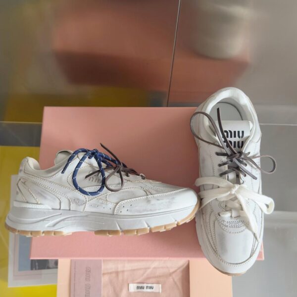 Miu Miu, ultime sneakers casual retr貌 in stile "coppia rovinata", versione top (82M)