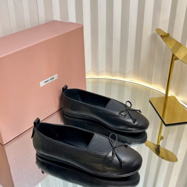 repliche,replica,perfette,siti di,affidabili,migliori siti,dove comprare,1:1,scarpe da ginnastica Scarpe da passerella Miu Miu con punta tonda e fiocco, ballerine (2L3BU)