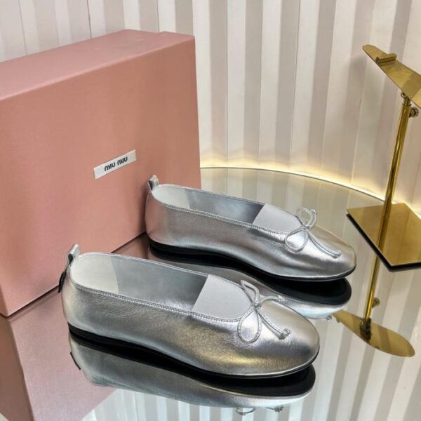 repliche,replica,perfette,siti di,affidabili,migliori siti,dove comprare,1:1,scarpe da ginnastica Scarpe da passerella Miu Miu con punta tonda e fiocco, ballerine (5DUIJ)