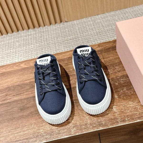 repliche,replica,perfette,siti di,affidabili,migliori siti,dove comprare,1:1,scarpe da ginnastica Nuove scarpe casual bianche con plateau e suola spessa di Miu Miu, scarpe di tela chiuse con punta semi-slip e tacco a biscotto (NKD2T)