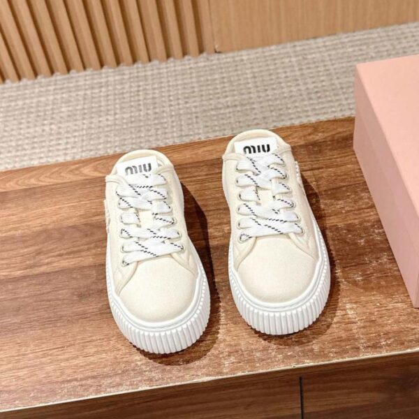 repliche,replica,perfette,siti di,affidabili,migliori siti,dove comprare,1:1,scarpe da ginnastica Nuove scarpe casual bianche con plateau e suola spessa di Miu Miu, scarpe di tela chiuse con punta semi-slip e tacco a biscotto (QESBW)