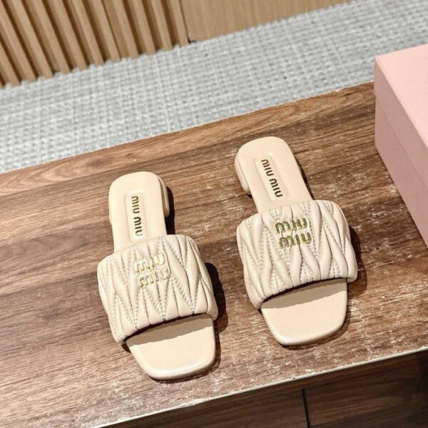 repliche,replica,perfette,siti di,affidabili,migliori siti,dove comprare,1:1,scarpe da ginnastica Nuove pantofole con tacco a gattino plissettato Miu Miu (0H6M7)