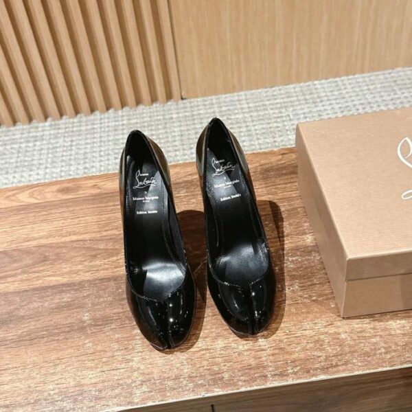 Scarpe con tacco alto e punta divisa della serie congiunta Christian Louboutin x Maison Margiela (X5J5X)
