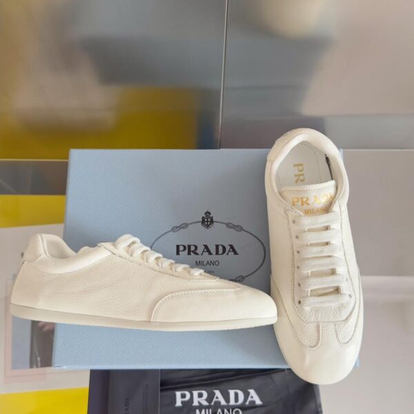 repliche,replica,perfette,siti di,affidabili,migliori siti,dove comprare,1:1,scarpe da ginnastica Scarpe sportive casual Prada con logo triangolare a fondo spesso da coppia, versione top (R58MN)