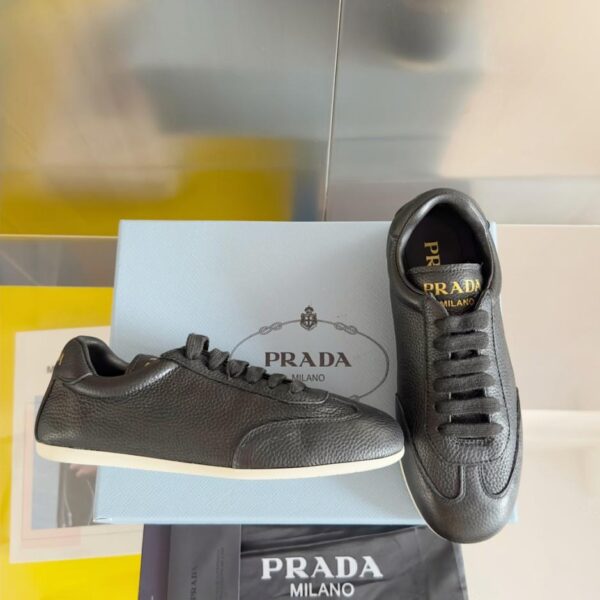 Scarpe sportive casual Prada con logo triangolare a fondo spesso, ultima coppia, versione top (PUJHE)