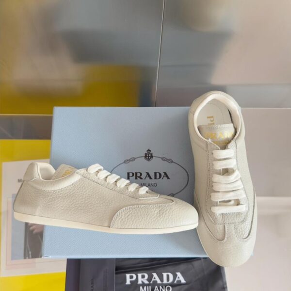 Scarpe sportive casual Prada con logo a triangolo sul fondo spesso, ultima coppia, versione top (Y6KKV)