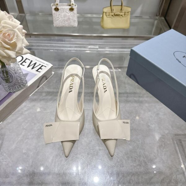 repliche,replica,perfette,siti di,affidabili,migliori siti,dove comprare,1:1,scarpe da ginnastica Sandali a punta Prada in stile passerella, logo 3D di alta gamma, fiori di diamanti, tacchi alti, stile passerella di inizio primavera (5U6ZY)