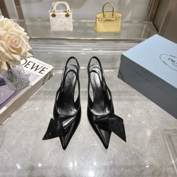 repliche,replica,perfette,siti di,affidabili,migliori siti,dove comprare,1:1,scarpe da ginnastica Sandali a punta Prada in stile passerella, logo 3D di alta gamma, fiori di diamanti, tacchi alti, stile passerella di inizio primavera (A06L4)