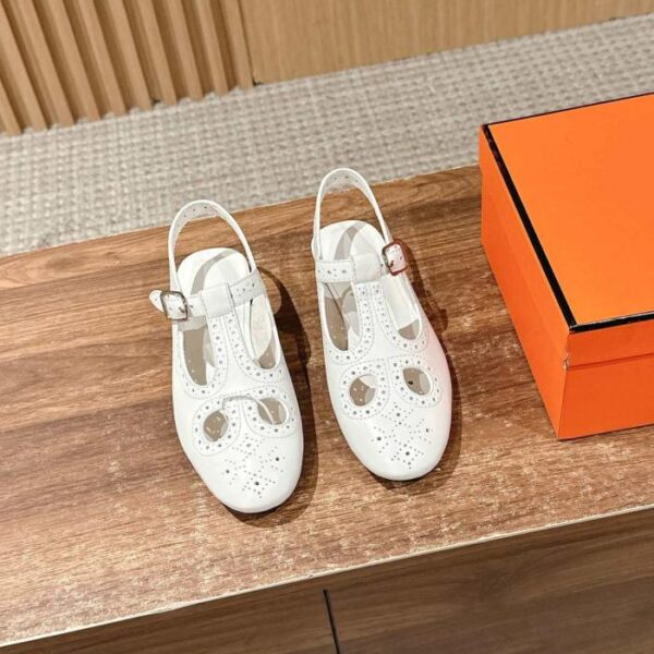 repliche,replica,perfette,siti di,affidabili,migliori siti,dove comprare,1:1,scarpe da ginnastica Sandali con cinturino posteriore Hermes New Kim, scarpe Mary Jane, in pelle nappa con suola piatta, intagliata e traforata, stile Ghillies (5PO70)
