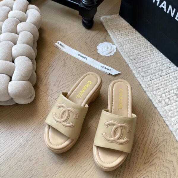 repliche,replica,perfette,siti di,affidabili,migliori siti,dove comprare,1:1,scarpe da ginnastica Nuove pantofole con plateau Chanel, versione top (TH67F)
