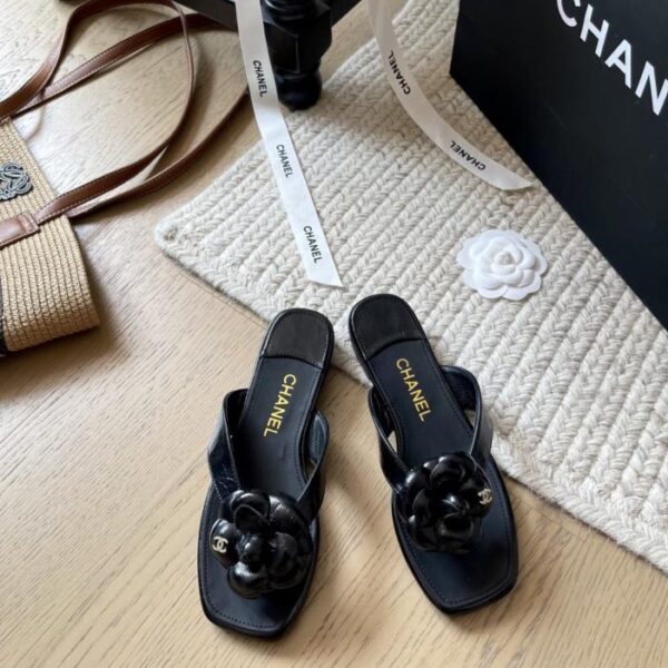 repliche,replica,perfette,siti di,affidabili,migliori siti,dove comprare,1:1,scarpe da ginnastica Nuove pantofole Chanel Camellia Primavera ed Estate, versione classica Camellia con diamanti (AYO3U)