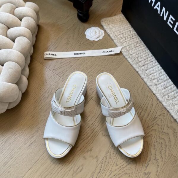 repliche,replica,perfette,siti di,affidabili,migliori siti,dove comprare,1:1,scarpe da ginnastica Sandali estivi Chanel con tacco spesso, versione top (JU09N)