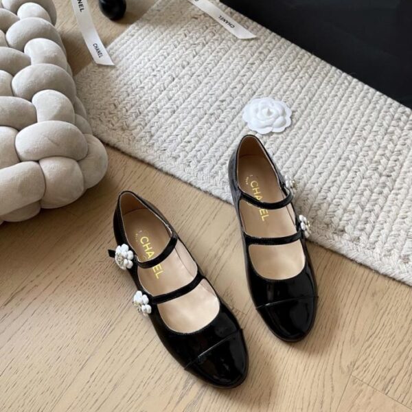repliche,replica,perfette,siti di,affidabili,migliori siti,dove comprare,1:1,scarpe da ginnastica La nuova serie di scarpe Mary Jane con tacco spesso di Chanel all’inizio della primavera, classica doppia C con camelia, versione top (C84MK)