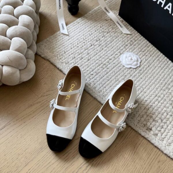 repliche,replica,perfette,siti di,affidabili,migliori siti,dove comprare,1:1,scarpe da ginnastica Chanel, novit脿 primavera Mary Jane con tacco spesso, versione classica con doppia C e top in camelia (VR8P0)