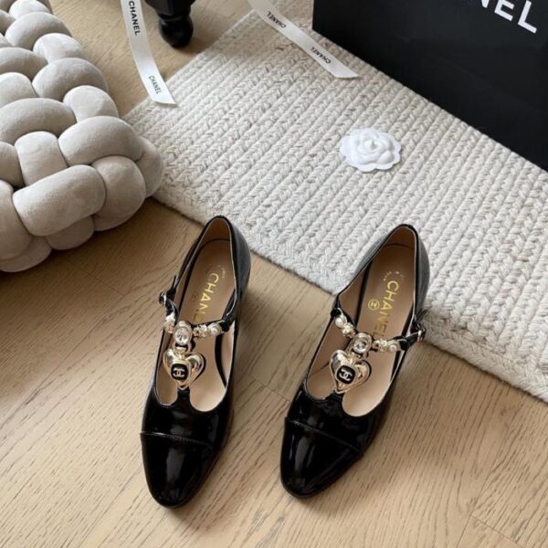 repliche,replica,perfette,siti di,affidabili,migliori siti,dove comprare,1:1,scarpe da ginnastica La nuova serie di scarpe Mary Jane con tacco spesso di Chanel per l’inizio della primavera, classica doppia C con strass, versione top (3W0ZH)