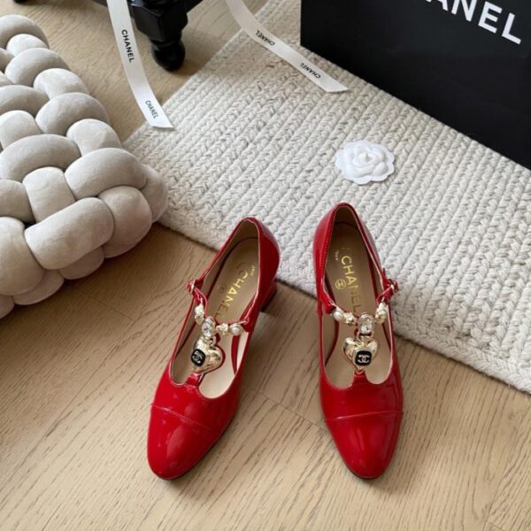 repliche,replica,perfette,siti di,affidabili,migliori siti,dove comprare,1:1,scarpe da ginnastica La nuova serie di scarpe Mary Jane con tacco spesso di Chanel per l’inizio della primavera, classica doppia C con strass, versione top (EIVPB)