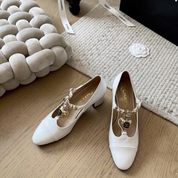 repliche,replica,perfette,siti di,affidabili,migliori siti,dove comprare,1:1,scarpe da ginnastica La nuova serie di scarpe Mary Jane con tacco spesso di Chanel per l’inizio della primavera, classica doppia C con strass, versione top (SUJ50)