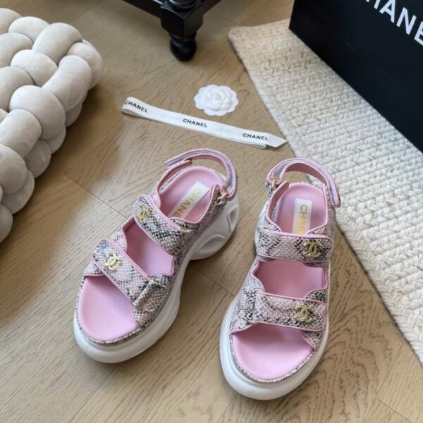 repliche,replica,perfette,siti di,affidabili,migliori siti,dove comprare,1:1,scarpe da ginnastica Nuovi sandali Chanel con suola spessa in velcro, versione top (6TTLM)