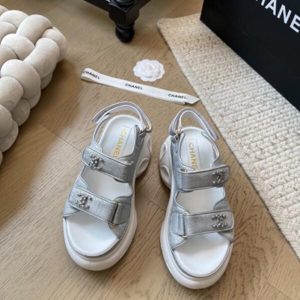 repliche,replica,perfette,siti di,affidabili,migliori siti,dove comprare,1:1,scarpe da ginnastica Nuova serie di sandali Chanel con suola spessa e velcro, versione top (JUR0X)