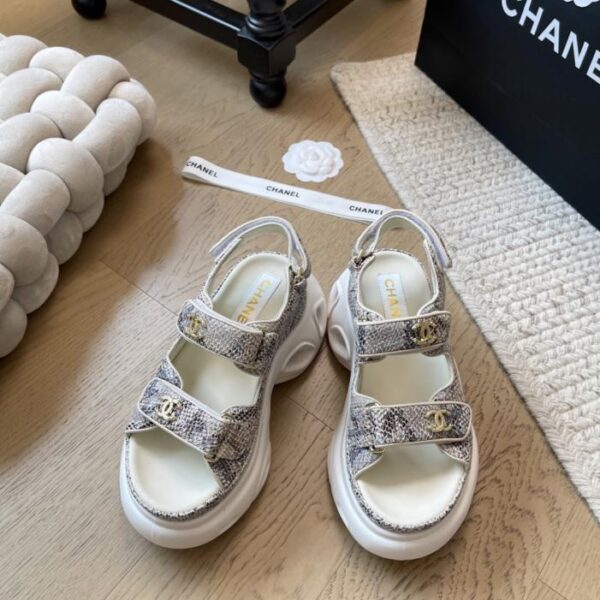 repliche,replica,perfette,siti di,affidabili,migliori siti,dove comprare,1:1,scarpe da ginnastica Nuovi sandali Chanel con suola spessa in velcro, serie Top Edition (PN734)