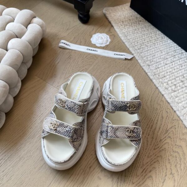 repliche,replica,perfette,siti di,affidabili,migliori siti,dove comprare,1:1,scarpe da ginnastica Nuovi sandali Chanel con suola spessa in velcro, serie Top Edition (WBX8L)