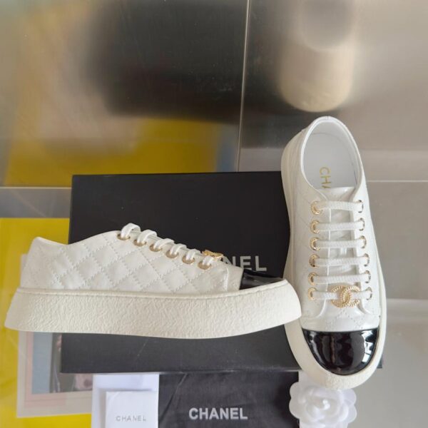 repliche,replica,perfette,siti di,affidabili,migliori siti,dove comprare,1:1,scarpe da ginnastica Scarpe sportive casual con fondo spesso e motivo a rombi di Chanel, modello biscotto, Chanel (134K2)