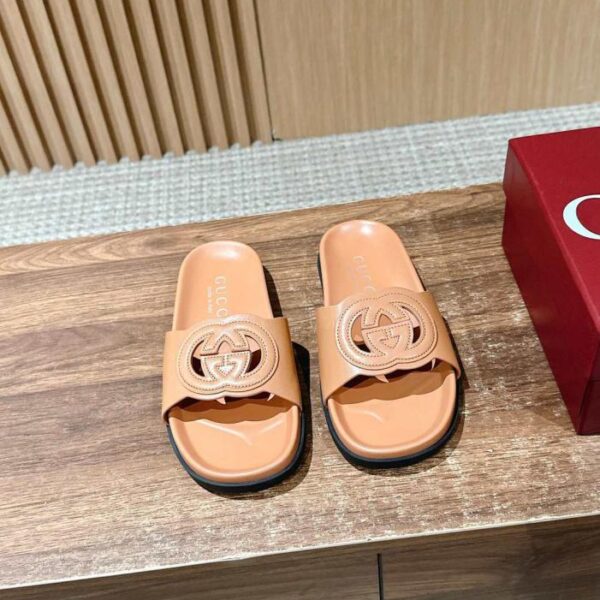 repliche,replica,perfette,siti di,affidabili,migliori siti,dove comprare,1:1,scarpe da ginnastica Nuove ciabatte da spiaggia Gucci con velcro, ciabatte in pelle con fibbia G a forma di diamante (2XX7U)