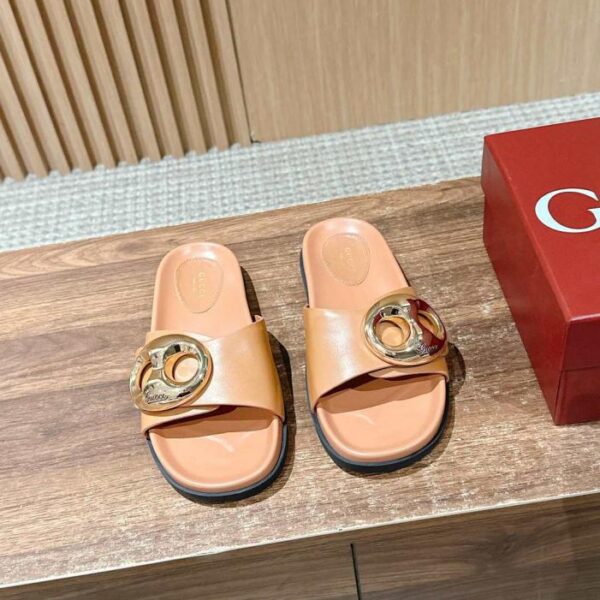 Nuove ciabatte da spiaggia Gucci con velcro, ciabatte in pelle con fibbia G a forma di diamante (FFHK0)