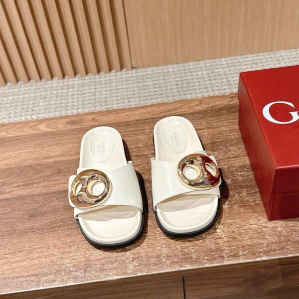 repliche,replica,perfette,siti di,affidabili,migliori siti,dove comprare,1:1,scarpe da ginnastica Nuove ciabatte da spiaggia Gucci con velcro, ciabatte in pelle con fibbia G a forma di diamante (M0PKB)