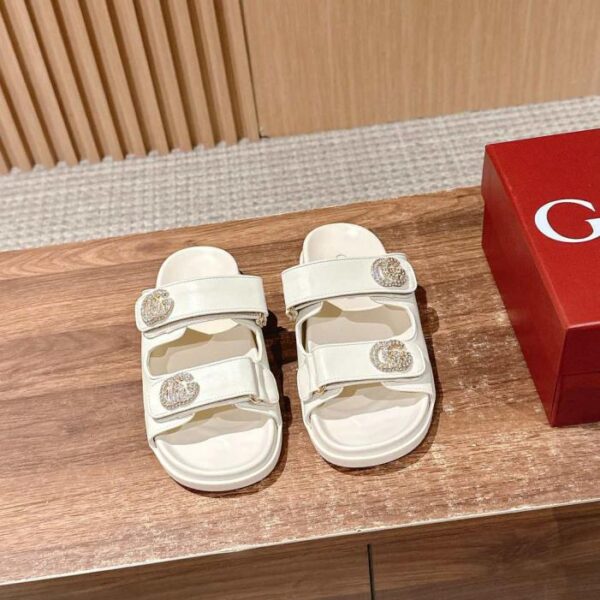 repliche,replica,perfette,siti di,affidabili,migliori siti,dove comprare,1:1,scarpe da ginnastica Nuove ciabatte da spiaggia Gucci con velcro, ciabatte in pelle con fibbia G a forma di diamante (CXC4D)