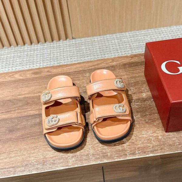 repliche,replica,perfette,siti di,affidabili,migliori siti,dove comprare,1:1,scarpe da ginnastica Nuove ciabatte da spiaggia Gucci con velcro, ciabatte in pelle con fibbia G a forma di diamante (LNW47)