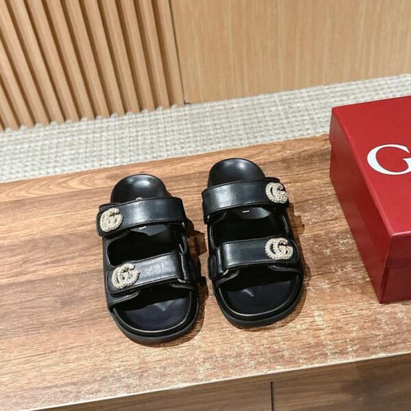 repliche,replica,perfette,siti di,affidabili,migliori siti,dove comprare,1:1,scarpe da ginnastica Nuove ciabatte da spiaggia Gucci con velcro, ciabatte in pelle con fibbia G a forma di diamante (X59TL)