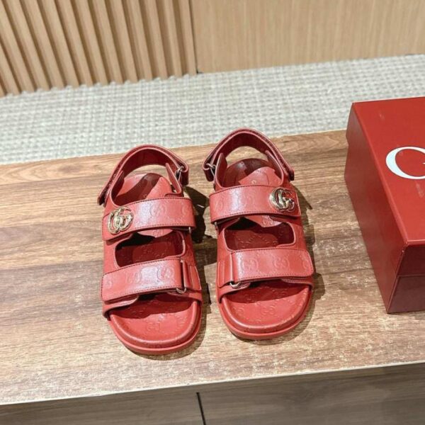 repliche,replica,perfette,siti di,affidabili,migliori siti,dove comprare,1:1,scarpe da ginnastica Nuovi sandali da spiaggia Gucci in velcro con fibbia a doppia G e LOGO in pelle di vacchetta in rilievo (43TYM)