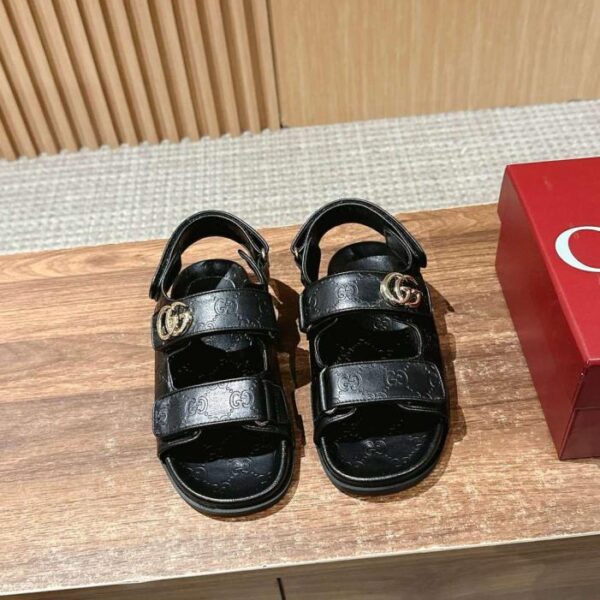 repliche,replica,perfette,siti di,affidabili,migliori siti,dove comprare,1:1,scarpe da ginnastica Nuovi sandali da spiaggia Gucci in velcro con fibbia a doppia G e LOGO in pelle di vacchetta goffrata (TQAHV)