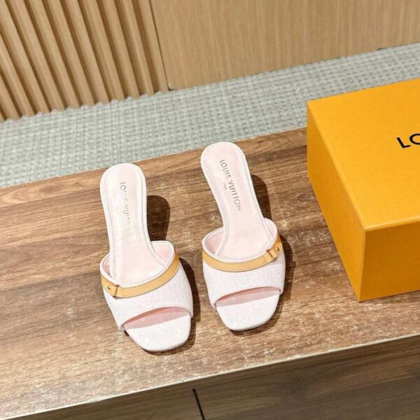 Nuovi prodotti Louis Vuitton per la primavera e l'estate, sandali bassi con tacco a gattino, serie jeans in denim con motivi antichi (G5WBQ)