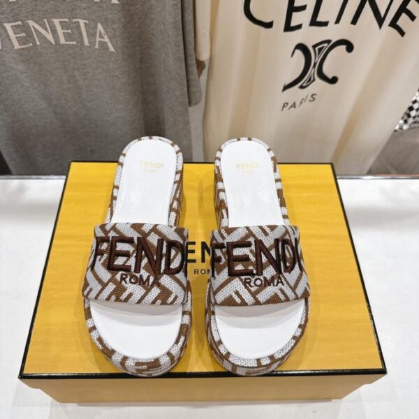 repliche,replica,perfette,siti di,affidabili,migliori siti,dove comprare,1:1,scarpe da ginnastica Ciabatte Fendi Classic con tacco a zeppa, nuova versione premium (EA9GB)