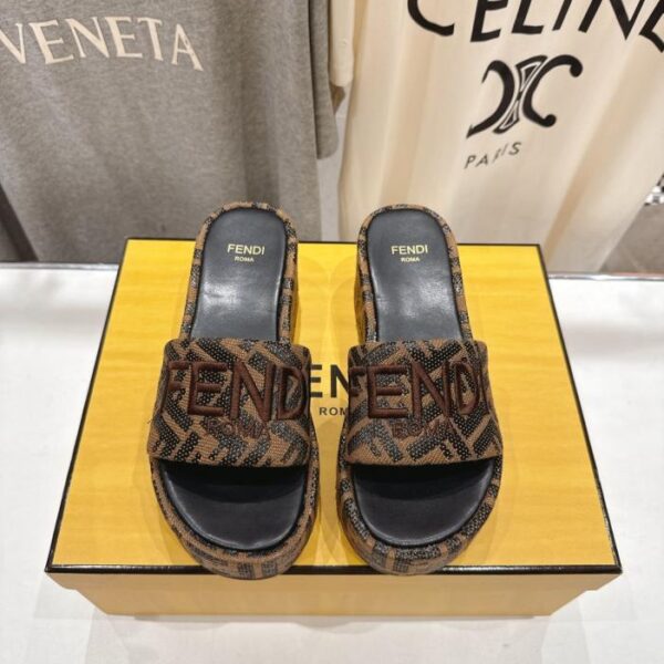 repliche,replica,perfette,siti di,affidabili,migliori siti,dove comprare,1:1,scarpe da ginnastica Ciabatte Fendi Classic con tacco a zeppa, nuova versione premium (N5W9R)