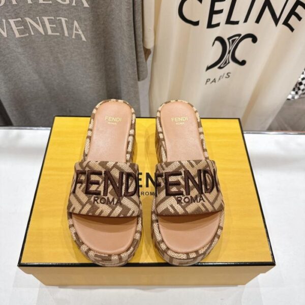 repliche,replica,perfette,siti di,affidabili,migliori siti,dove comprare,1:1,scarpe da ginnastica Ciabatte Fendi Classic con tacco a zeppa, nuova versione premium (R6KTU)