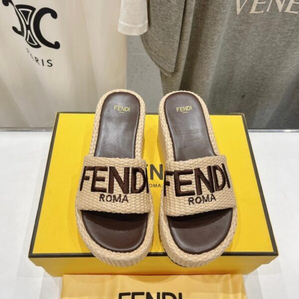 Ciabatte Fendi Classic con tacco a zeppa, nuova versione premium (3RIIY)
